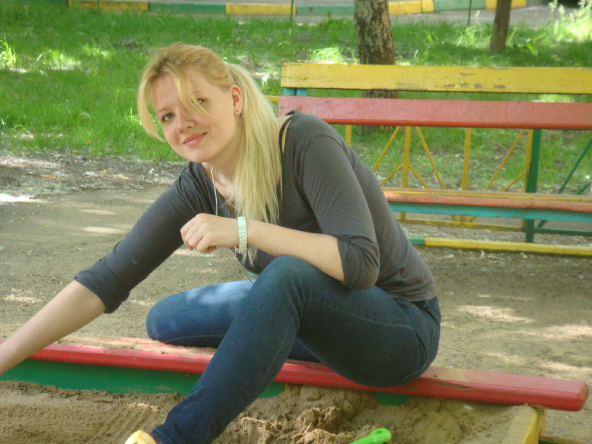 Наша красавица учит брата куличи лепить.