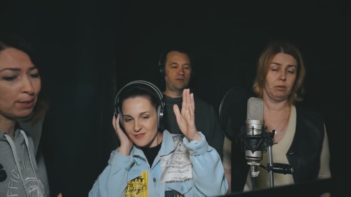 Кадр из видео с песней-переделкой «Остаться с тобой» (Filatov & Karas, Виктор Цой) на выпускном от родителей