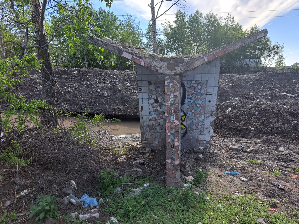 Легендарная якобы "остановка за вокзалом", когда-нибудь о ней будет отдельный пост. За ней видны навалы и подмыв - это так 27 мая тает снег под мореной - слоем грязи и камней, принесенных на снегосвалку со снегом.