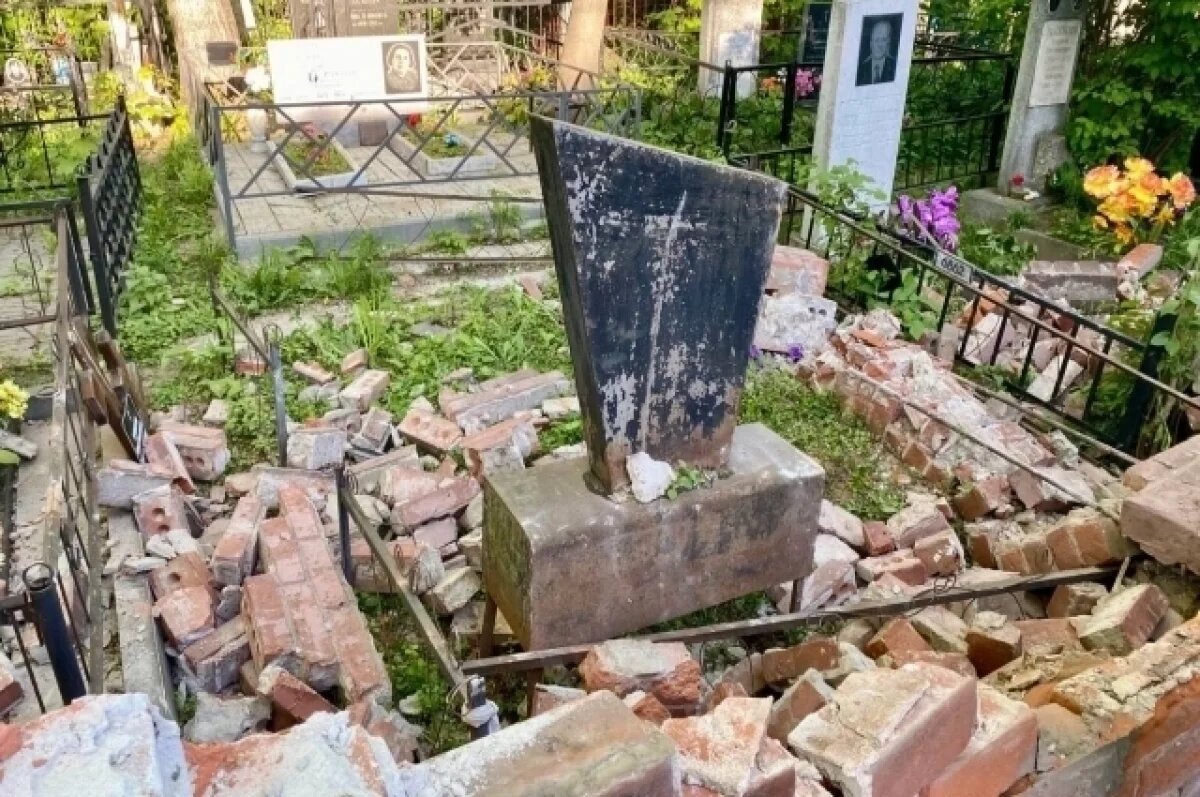    Участок ограды Бугровского кладбища восстановят в ближайшее время
