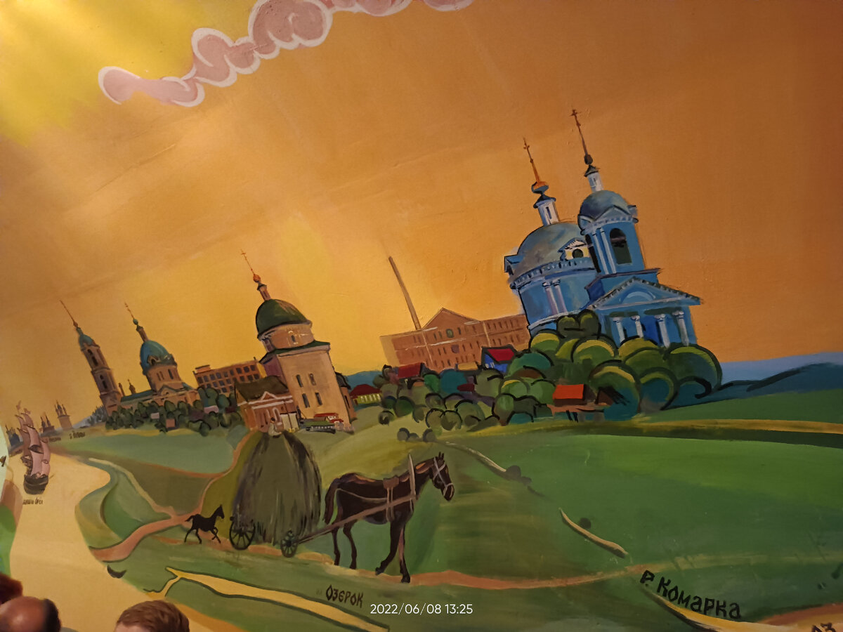 Роспись на стене музея. Фотографии в статье выполнены автором на территории историко-художественного Белоомутского музея  08.06.2022 г.