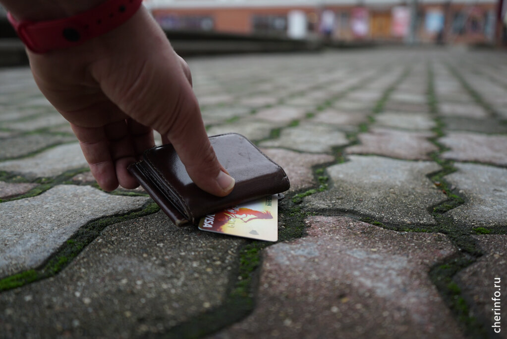    Случай произошел в одном из городских санаториев. В полиции 72-летняя пострадавшая рассказала, что оплатила услугу и по невнимательности оставила банковскую карту на кассе