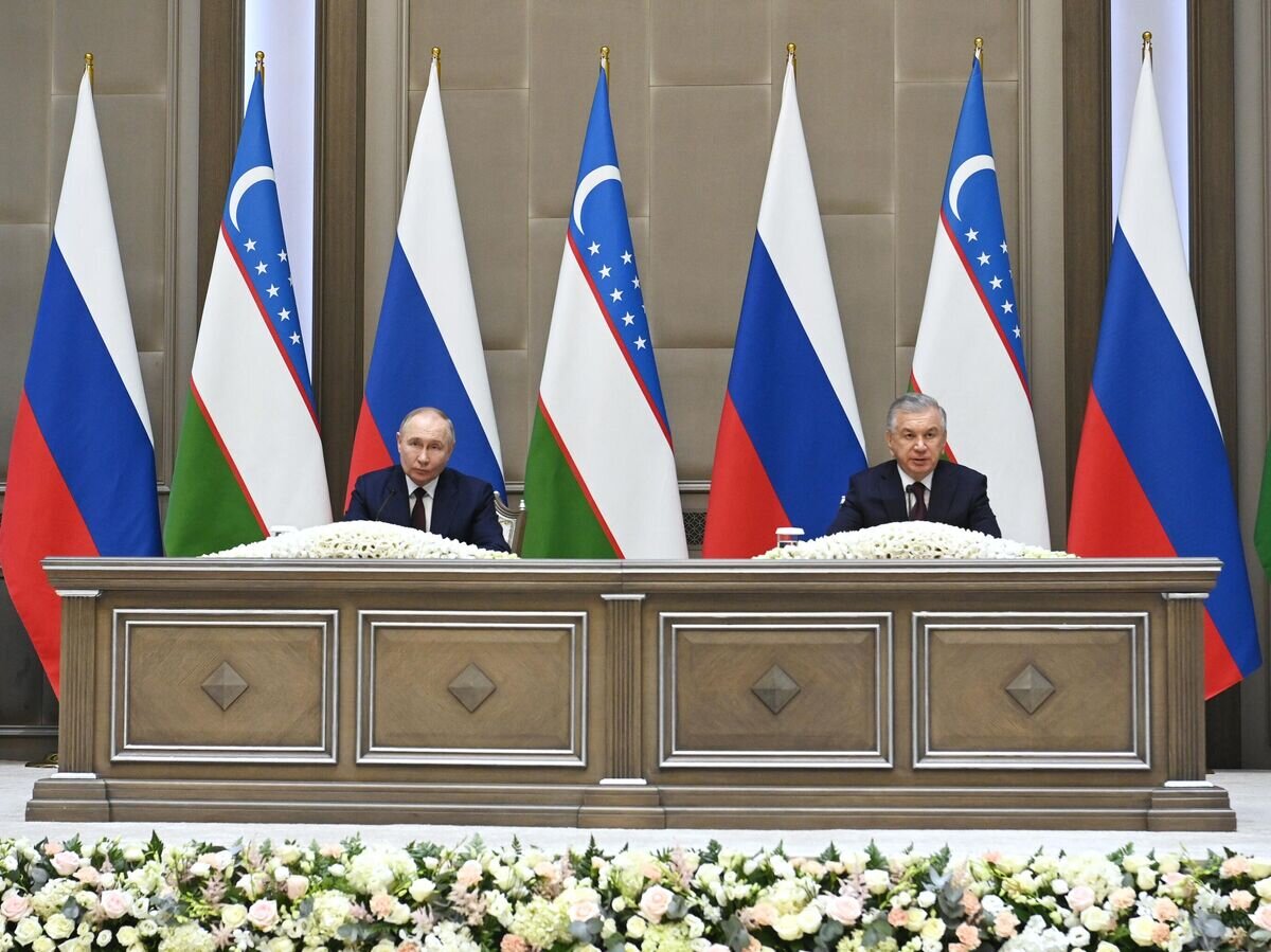    Президент РФ Владимир Путин и президент Узбекистана Шавкат Мирзиеев делают заявление для СМИ по итогам российско-узбекистанских переговоров в государственной резиденции "Куксарой"© РИА Новости / Сергей Бобылев