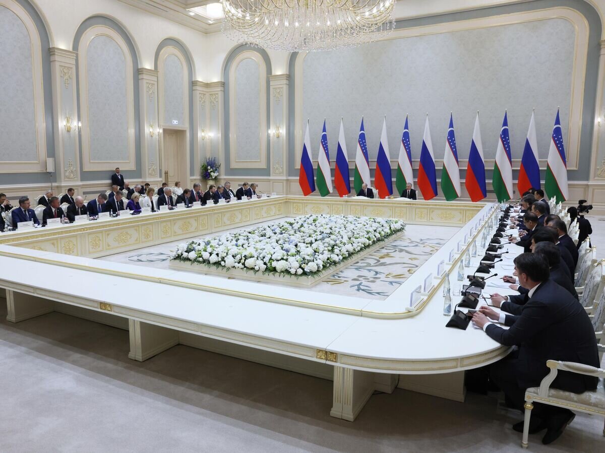    Президент РФ Владимир Путин и президент Узбекистана Шавкат Мирзиеев на российско-узбекистанских переговорах в расширенном составе в государственной резиденции "Куксарой"© РИА Новости / POOL
