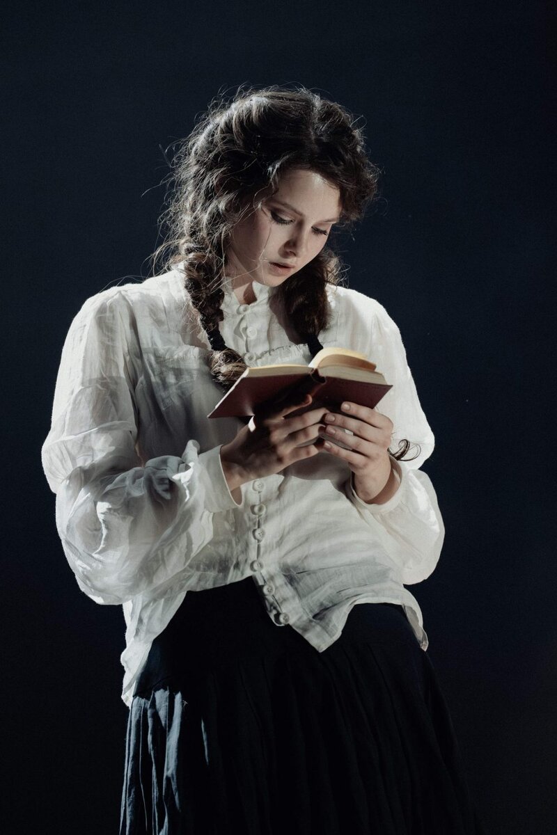 Спектакль "Повесть о Сонечке" по повести  Марины Цветаевой . Актриса Ксения Трейстер. Фото - сайт Театра