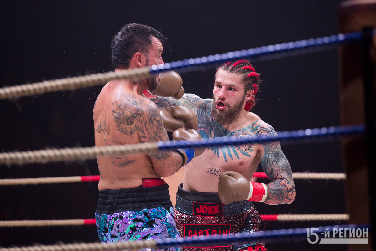 Влад Туйнов наносит удар Чавесу. Автор фото: Константин 15-Фарниев