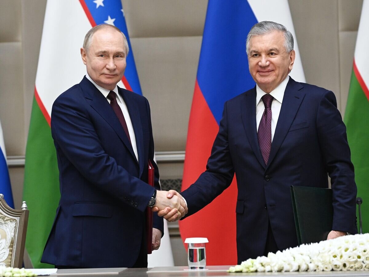    Президент РФ Владимир Путин и президент Узбекистана Шавкат Мирзиеев на церемонии подписания документов о сотрудничестве между Россией и Узбекистаном© РИА Новости / Сергей Бобылев
