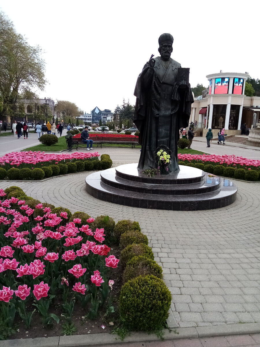 Памятник в парке Кисловодска.