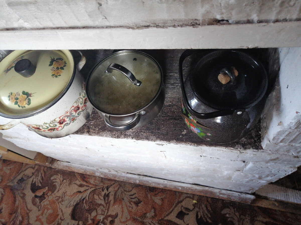 Большая кастрюля-там всегда вода для мытья посуды, чайник и кастрюлька, где будет супчик.