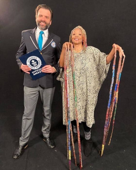 ДИАНЕ АРМСТРОНГ ВРУЧАЮТ ЕЕ МИРОВОЙ РЕКОРД ГИННЕССА ЗА САМЫЕ ДЛИННЫЕ НОГТИ. ФОТО: MIRROR.CO.UK