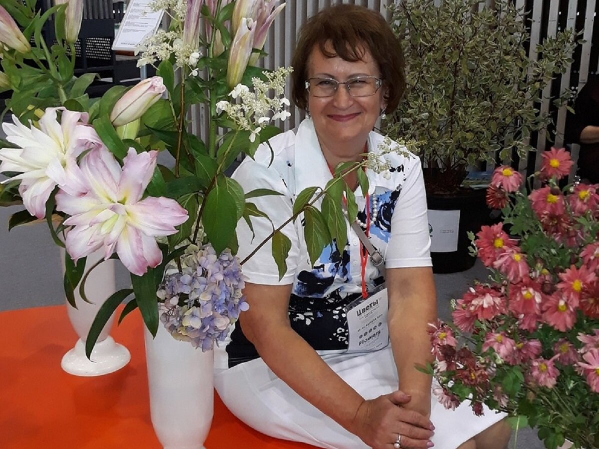    Наталия Мещанинова обожает цветы и виртуозно их вышивает