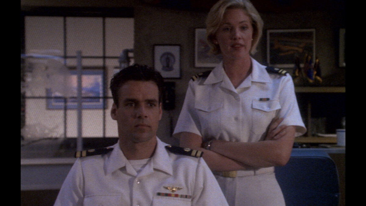 Лейтенант Хармон Рэбб (Дэвид Джеймс Эллиот) и лейтенант Мэг Остин (Трейси Нидем), на кадрах из сериала. 