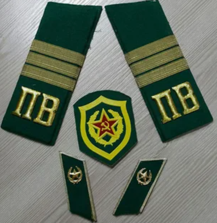 Погоны, петлицы, шеврон на парадный китель сержанта ПВ КГБ СССР: такой "памятны" набор часто предлагается на торговых площадках