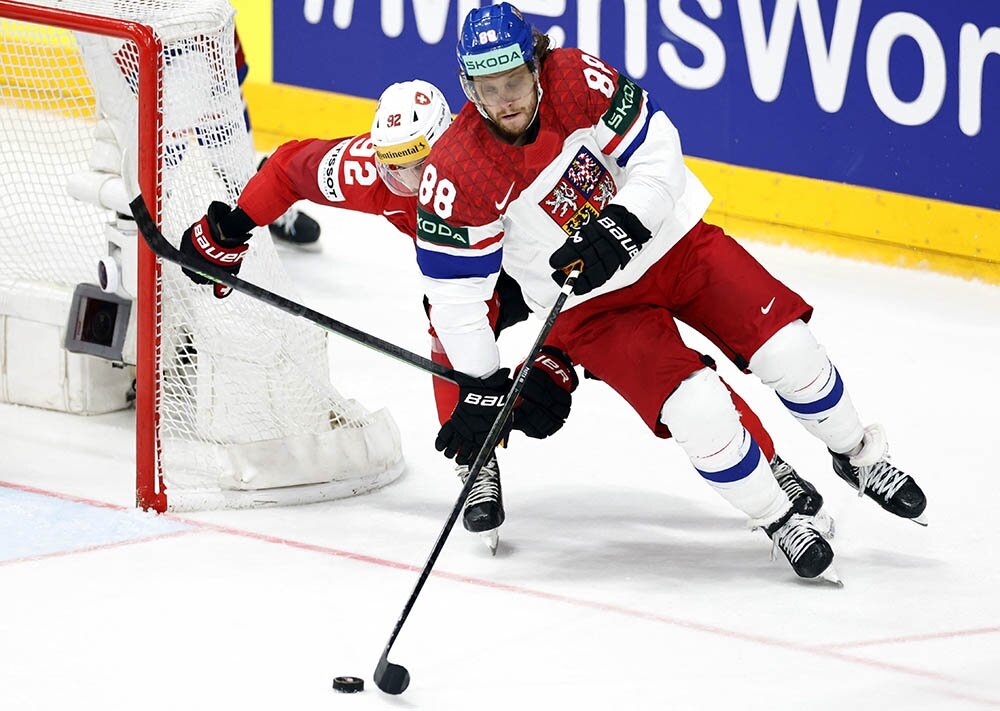    Шайба, заброшенная форвардом Пастрняком, принесла команде Чехии победу в финальном матче ЧМ-2024. / Фото: REUTERS