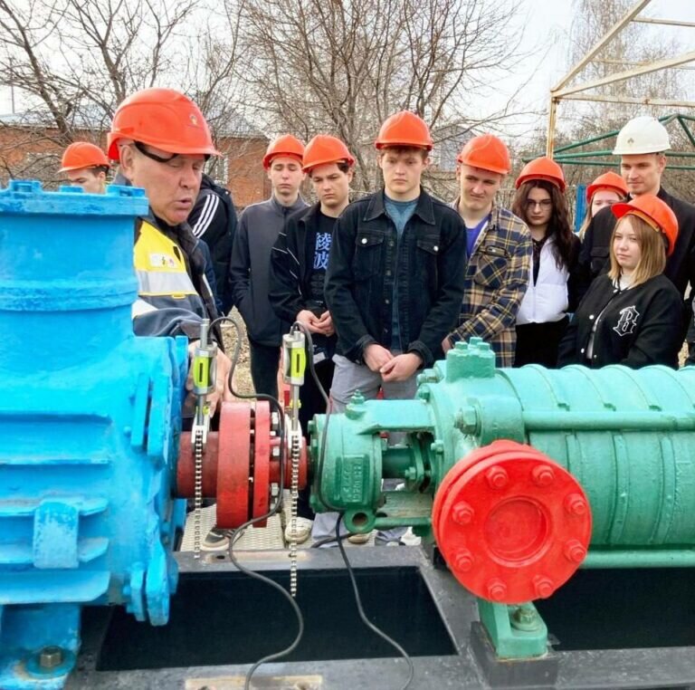    Оренбургские школьники и студенты знакомятся с профессиями и профессионалами своего дела Марина Шарт