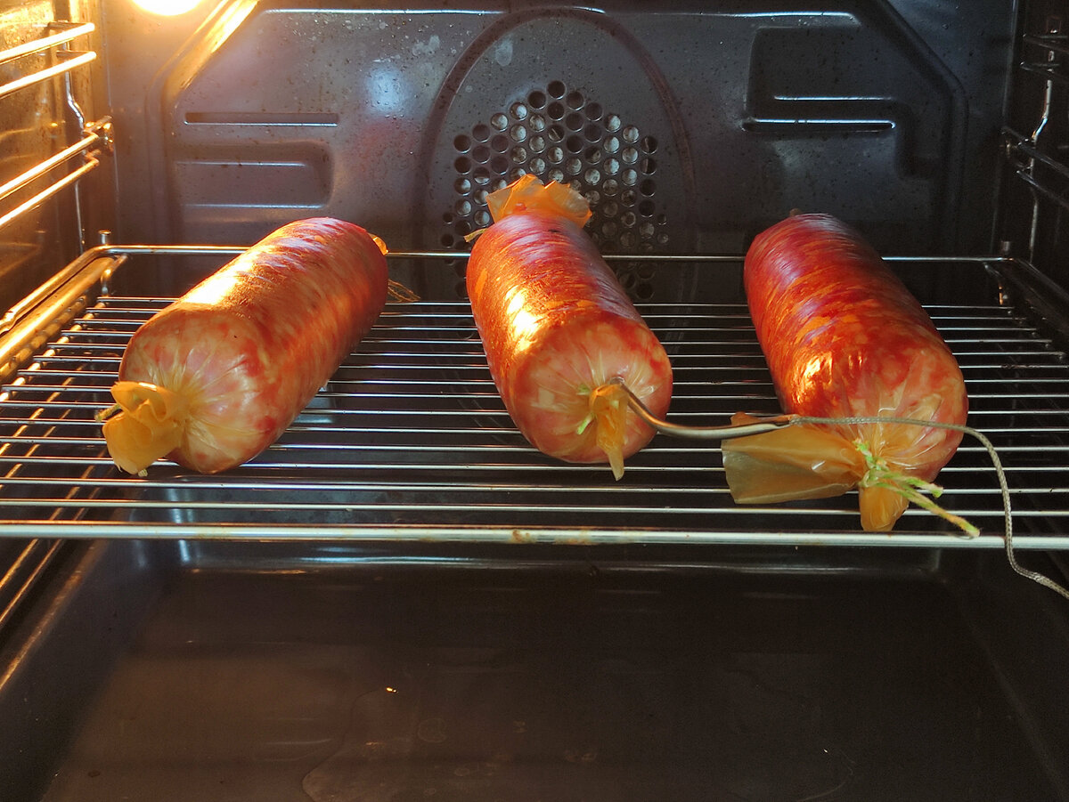 Варила колбасу на пару в духовке. Выставить нужную температуру в духовке достаточно сложно. Приходится постоянно контролировать. 