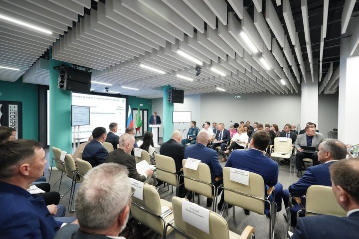 Сложности в реализации полномочий связаны с порядком трудоустройства на государственную службу, пояснил замглавы Минстроя РТ. предоставлено пресс-службой Госсовета РТ