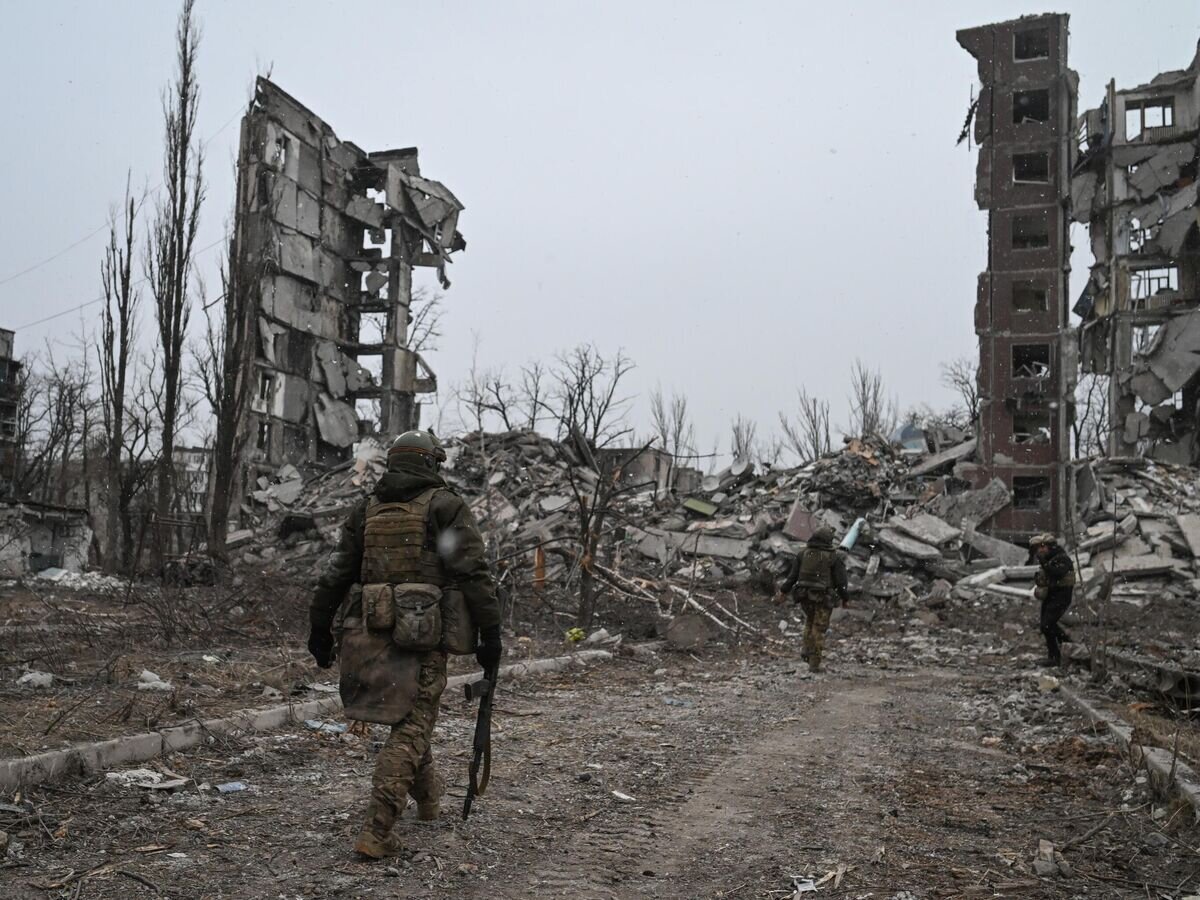    Военнослужащие у разрушенного в ходе боев здания квартала Юбилейный в Авдеевке© РИА Новости / Станислав Красильников