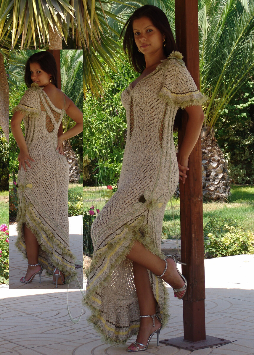 Вязаное спицами вечернее платье, украшенное вертикальными разрезами и искусственным пушком. Пряжа: хлопок с акрилом, в одну нить (английская пряжа)