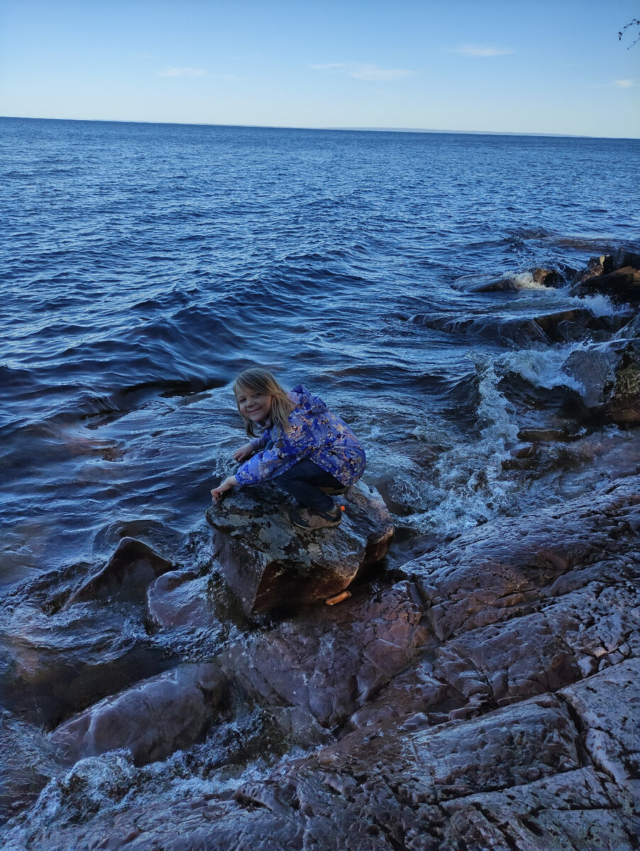 Онежское озеро. Даже в небольших поездках не всегда можно обойтись без ночёвки. Так что поиск недорогих объектов размещения актуален всегда. А уже тем более летом. 