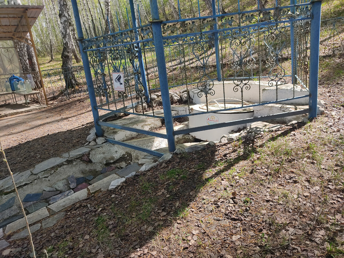 Источник со святой водой у подножья горы Аушкуль 