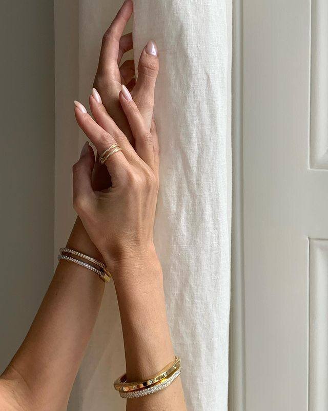    Руки женщины снятся к появлению новых поклонников@leoniehanne