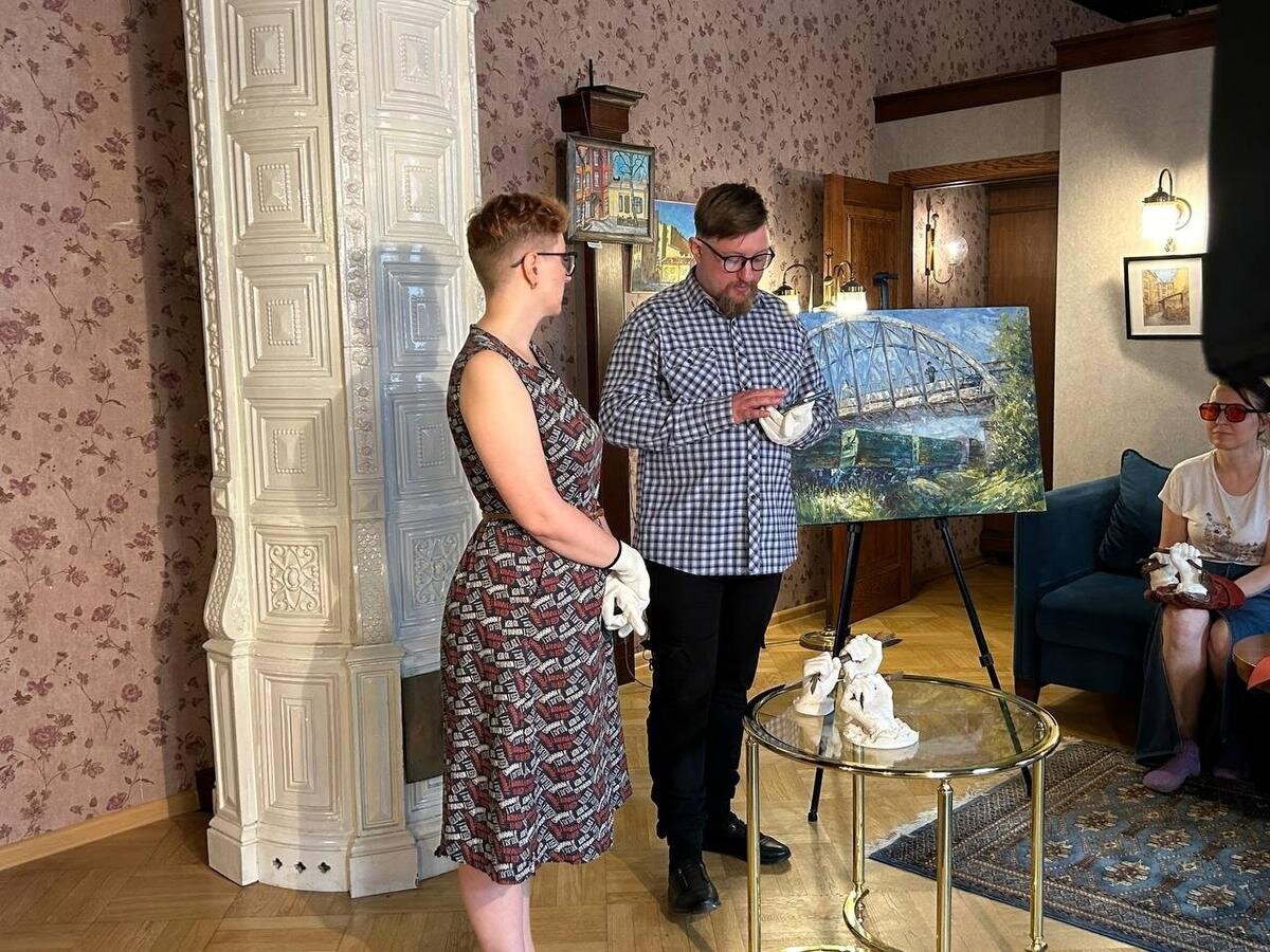 Активисты «вручают» статуэтки. Фото: Дарья Дмитриева / MR7