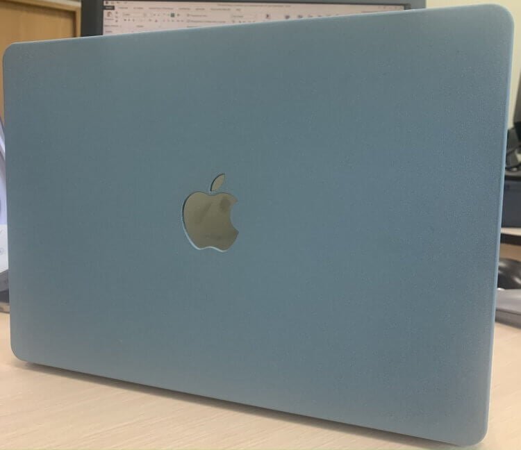    Такой чехол не портит внешний вид компьютера. Даже яблочко видно