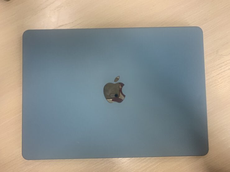    Чехол получил песчаную текстуру. В руках не скользит