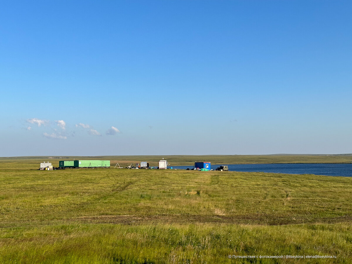 Вот так всё выглядит. На сотни километров вокруг тут нет ничего, кроме оленеводов, нескольких баз газовиков и тундры.