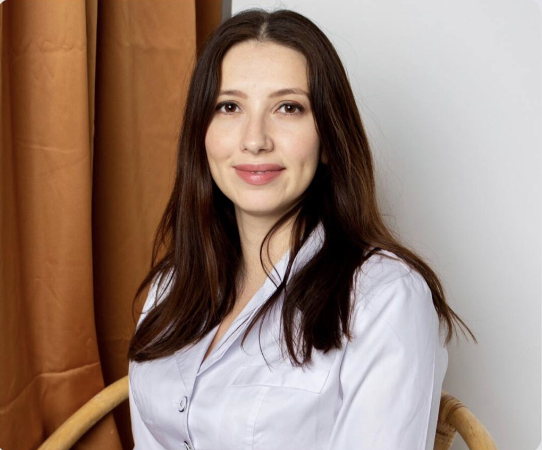 Когда я поступила в медакадемию в Омске, то специальности «остеопат» в РФ не существовало. 

Вообще я собиралась стать онкологом до 4 курса, а потом после начала цикла неврологии сделала свой выбор. Меня интересовала нервная система, я была заядлой ботаничкой (в моей биографии имеются золотая медаль и красный диплом). Эта специальность казалась мне интересной, к тому же после неврологии можно было пройти переподготовку по рефлексотерапии и заниматься реабилитацией. 

После ординатуры по неврологии в Москве я решила, что медицина вообще не моё и пыталась найти себя в других областях. Я вела хатха-йогу, мне нравилось работать с людьми и заниматься их восстановлением. 
В это время появился на свет мой первый сын, и я, как многие молодые врачи, разочаровалась в медицине, увидев изнанку системы. 

Потом я прошла курс переподготовки по рефлексотерапии, но иголки ставить я так и не научилась. После пары лет практики в иглоукалывании, совмещая ее с неврологическим приёмом, я поняла, что в России невозможно постичь эту философию до конца и интерес к рефлексотерапии стал угасать. 
Столкнувшись с тем, что мой ребёнок не заговорил к 4 годам после ноотропов, я встретила подругу, которая на тот момент была ещё начинающим остеопатом. Она познакомила меня с этим новым миром, я почувствовала отклик внутри и совершенно спонтанно на последние деньги оказалась в остеопатической школе. 

С первого семинара я применяла все знания на практике, тренируясь на своих неврологических пациентах в частной клинике в центре Москвы. Честно говоря, сейчас вспоминаю с содроганием то, как грубо я тогда работала и как ломала такой работой своё тело.
Мне очень жаль тех пациентов, которые попадались мне тогда. Все время обучения в остеопатической школе меня мучили вопросы - как научиться работать глобально, как понимать основную проблему пациента, как выйти на рекойл, как понять, что пора завершать сеанс?
Увы, тогда никто не давал мне ответов, вопросов было больше ответов. 

Теперь я точно знаю, что когда мы формируем в своём поле запрос и готовность к получению информации, то рано или поздно придут твои учителя или обстоятельства сложатся так, что ответы придут из неожиданных источников.
Классическая остеопатическая школа не дала мне ответов на эти вопросы. Но пришли МОС (школа Шоффура), биодинамика, лекции Русса.
Много информации по холистическому подходу здоровью приходили ко мне из интегративной медицины, с помощью которой я также получала определенные эффекты на своих близких и пациентах.

Сейчас сила моего физического воздействия на сеансе меньше в разы, глобальность работы отлажена и я понимаю, что значит выстроить тело и оболочки при завершении сеанса. Конечно, каждая коррекция уникальна и неповторима даже у одного и того же человека.

Важно все - моя нейтральность, гармоничность помещения, готовность пациента к тому, что он изменится вместе со своим телом.
Самое сложное сейчас для меня - убедить пациента после сеанса не слетать с настроек, которые мы тщательно ему подбирали вместе. Важно слышать потребности своего тела: спать, когда хочется, держать фокус внимания внутри себя, не распыляясь на суматоху. 

Но также важно не концентрироваться на новых ощущениях тела, потому что так можно гипертрофировать их и потерять баланс.
Важно понимать, 3-5 дней после сеанса - время перестройки тела, которая зависит от вашего внутреннего ресурса и готовности к ней.

#зульфияахатова #остеопатия #прием #здоровье #подготовка #остеопат #остео #неврология #развитие #дети #ведениебеременности #нутрициолог #помощьлюдям #консультации #остеопатическийприем #мойпуть