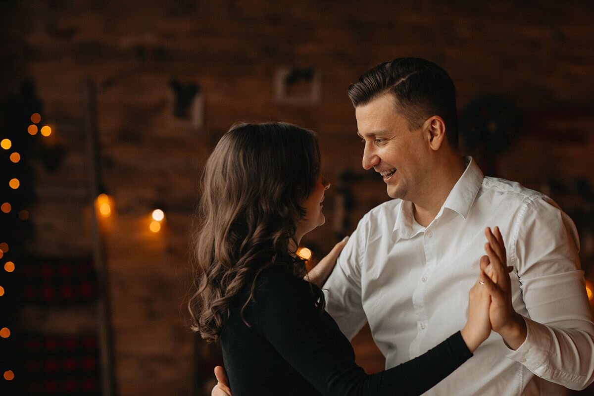 Если у девушки голые плечи или декольте, кладите руки на талию, а не на открытые участки тела📷
