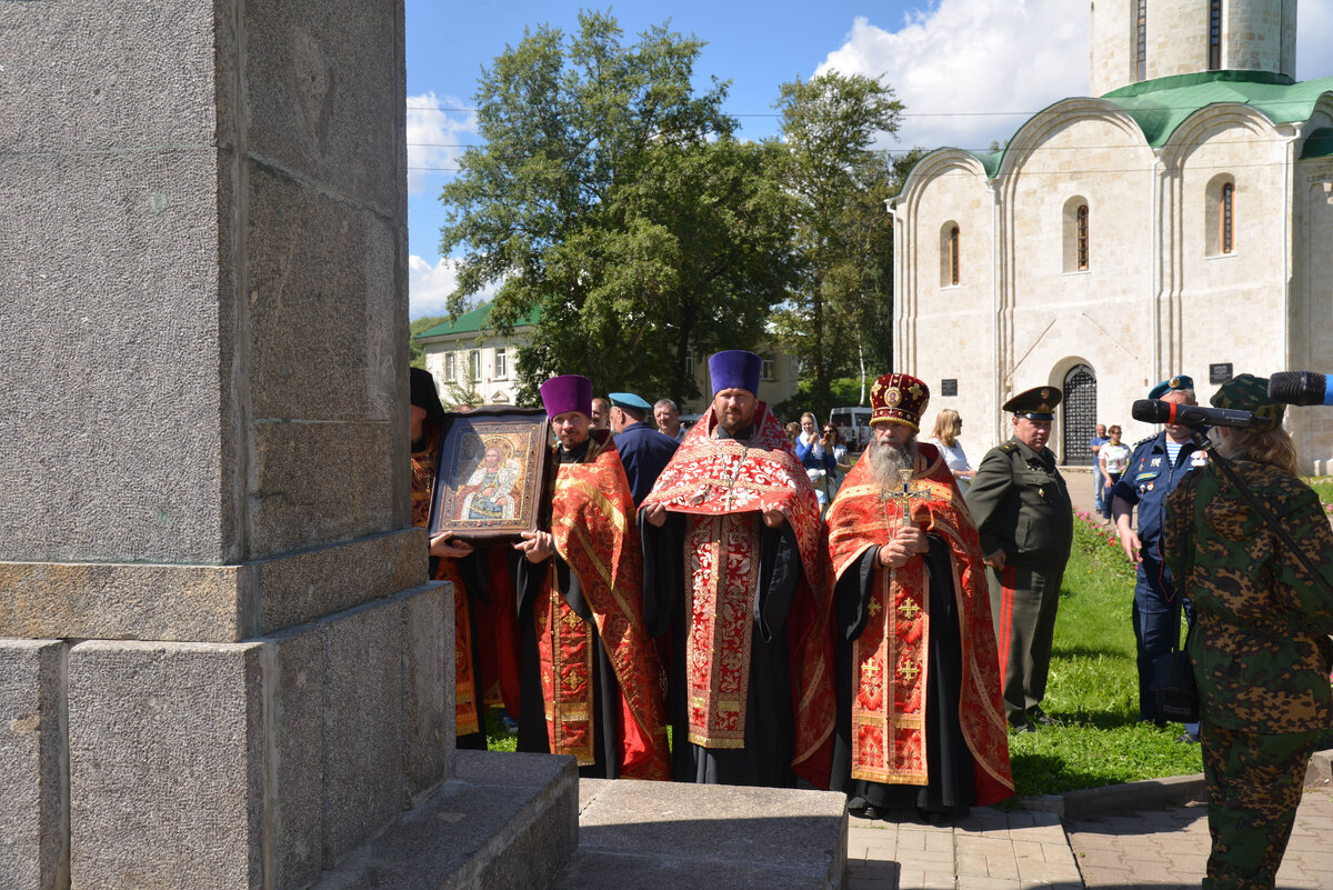 Молебен у памятника св. Александру Невскому