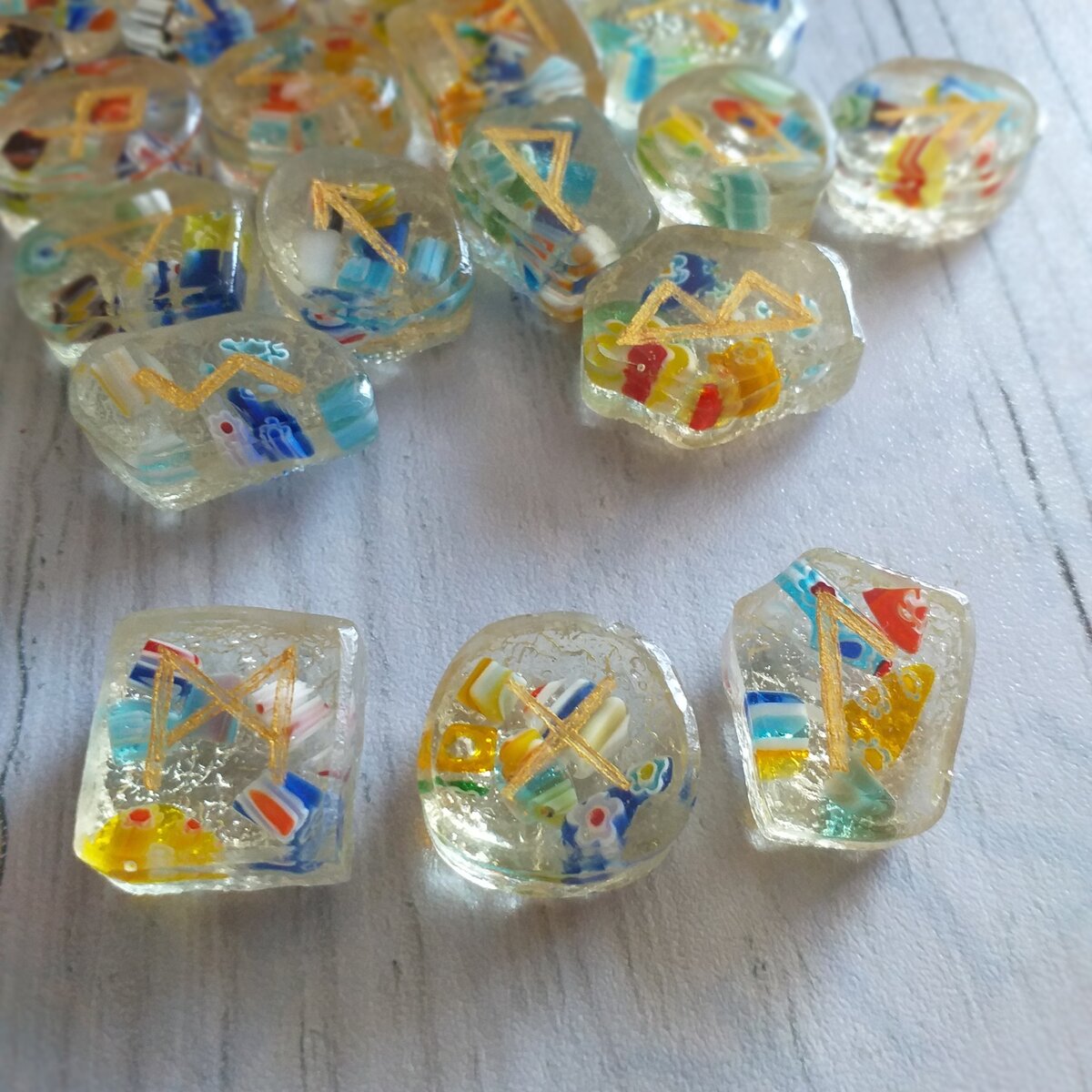 Рунный набор из муранского стекла и эпоксидной смолы, представлен в нашем магазине Шаманизм Руны XXI век на платформе Озон, ссылка в описании канала