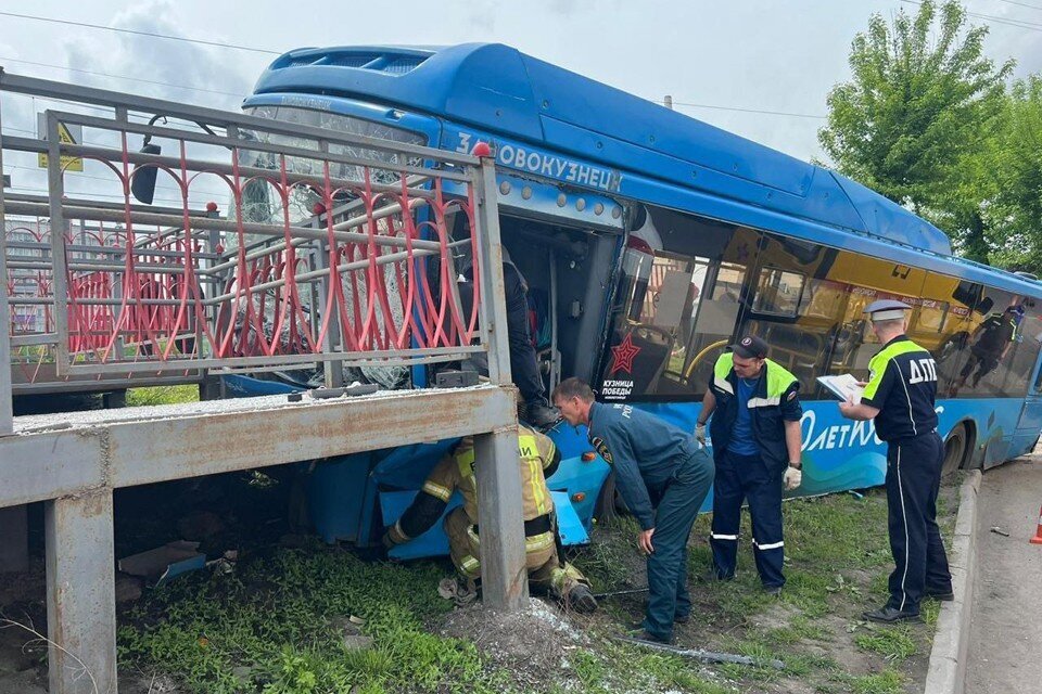 Человек в автобусе. Он повернулся и посмотрел на пассажира.