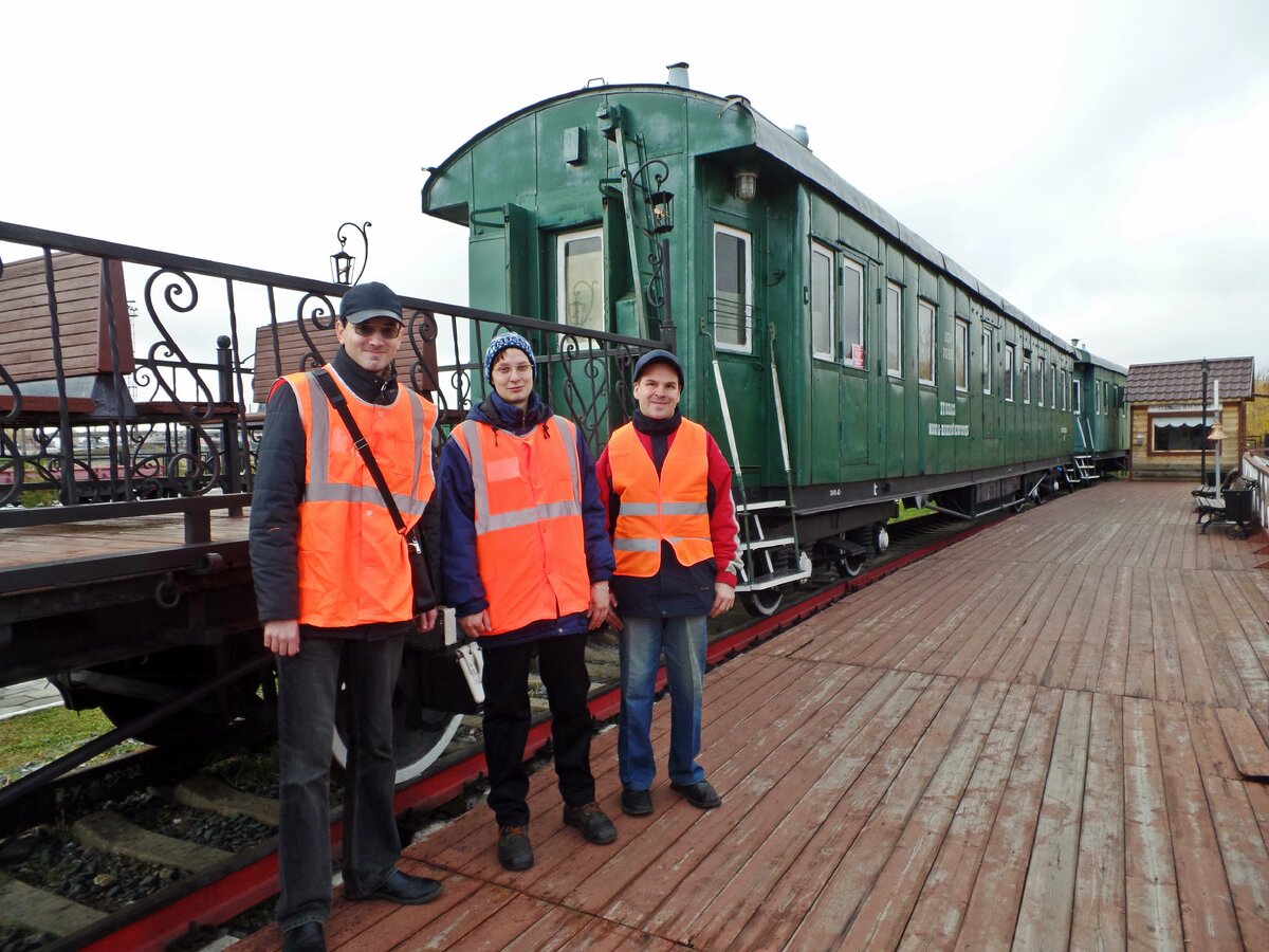 Мои друзья-коллеги. Двухосная платформа и пассажирский вагон