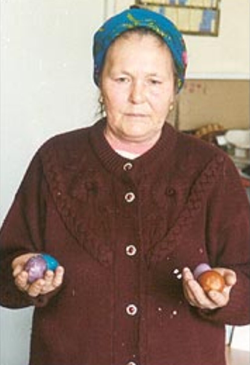 Η Elizaveta Shvetsova με τα πασχαλινά αυγά, στα οποία εμφανίστηκαν ως εκ θαύματος εικόνες. Μια θαυματουργή εικόνα σε ένα πασχαλινό αυγό που ρέει μύρο.