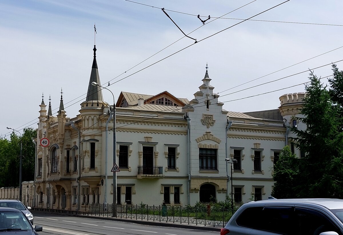 Сирень в палисаднике дома Сафы Бахтеева (Старо-Татарская слобода, Казань) |  Популярно о растениях | Дзен