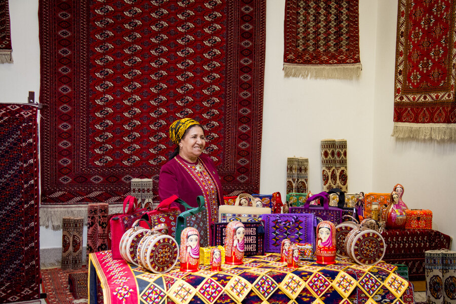 Предварила торжественные мероприятия выставка, состоявшаяся в Национальном музее туркменского ковра. Здесь можно было ознакомиться с классическими и сов­ременными оригинальными ковровыми изделиями. Раскинувшийся на прилегающей к музею площади каждый уголок импровизированного села передавал колоритную картину кропотливого, но одухотворённого радостью созидания и творчества труда ковровщиц, всю последовательную цепочку этапов работы над будущим ковром.Следует отметить, что в шедеврах ковроткачества отразилось мировоззрение туркмен, гордость прошлым, настоящим и светлые мечты о будущем. Основные узоры – ковровые гёли, стали неотъемлемыми элементами государственных символов независимой нейтральной Отчизны. Они олицетворяют единство и сплочённость нашего народа, бесконечное стремление к прекрасному, гармонию традиций и сов­ременного опыта. Знаменателен тот факт, что новый Международный аэропорт города Ашхабад, открытый в сентябре 2016 года, внесён в Книгу рекордов Гиннесса за архитектурную особенность пассажирского терминала, получившую название «Самый большой гёль».