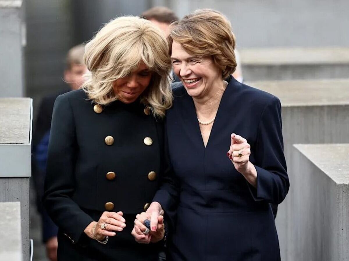    Снимок, опубликованный агентством Reuters, на котором Брижит Макрон и Эльке Бюденбендер смеются во время посещения Мемориала жертвам Холокоста в Берлине© Фото : Reuters/Liesa Johannssen