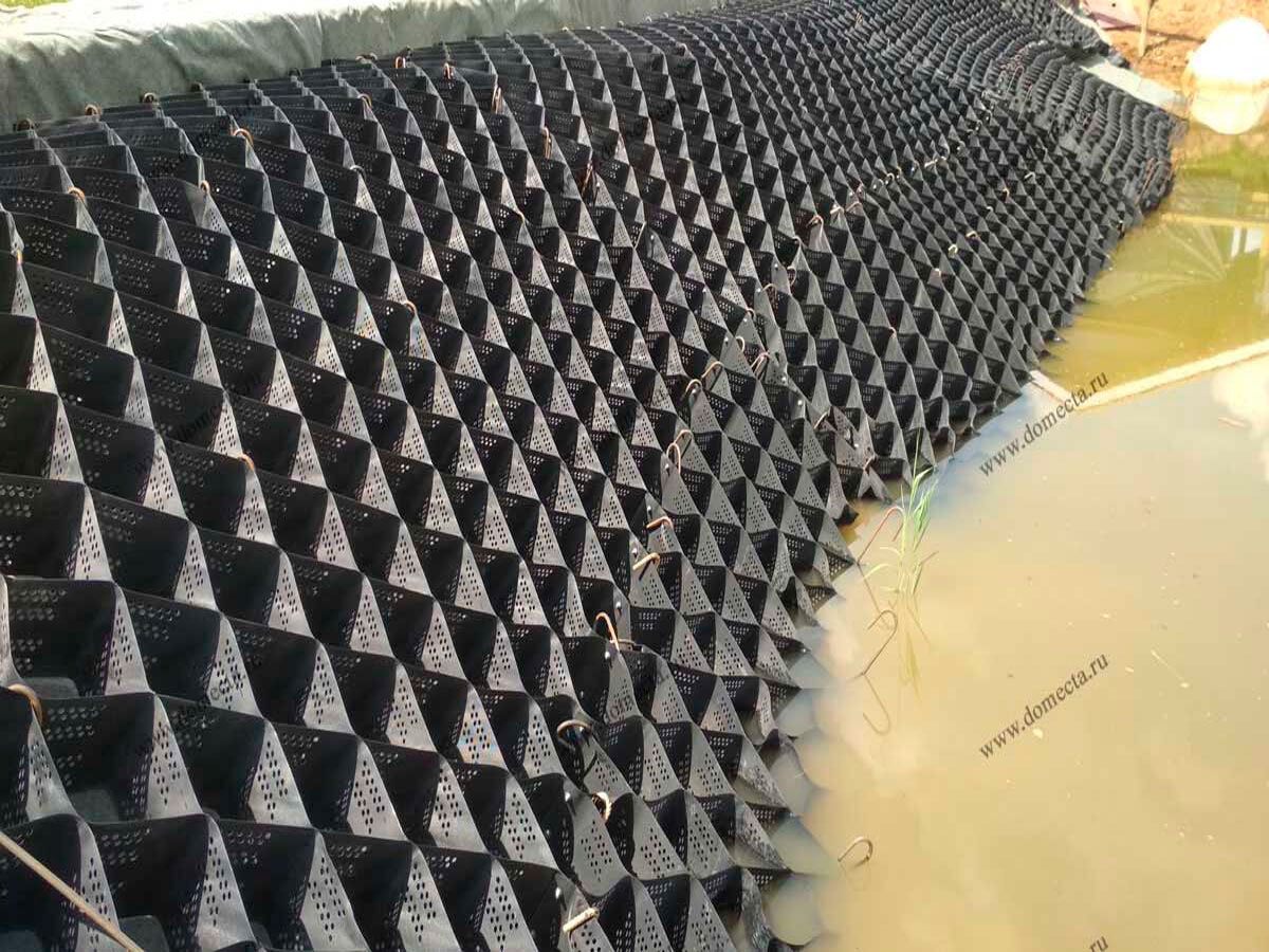 Укрепление пруда георешеткой