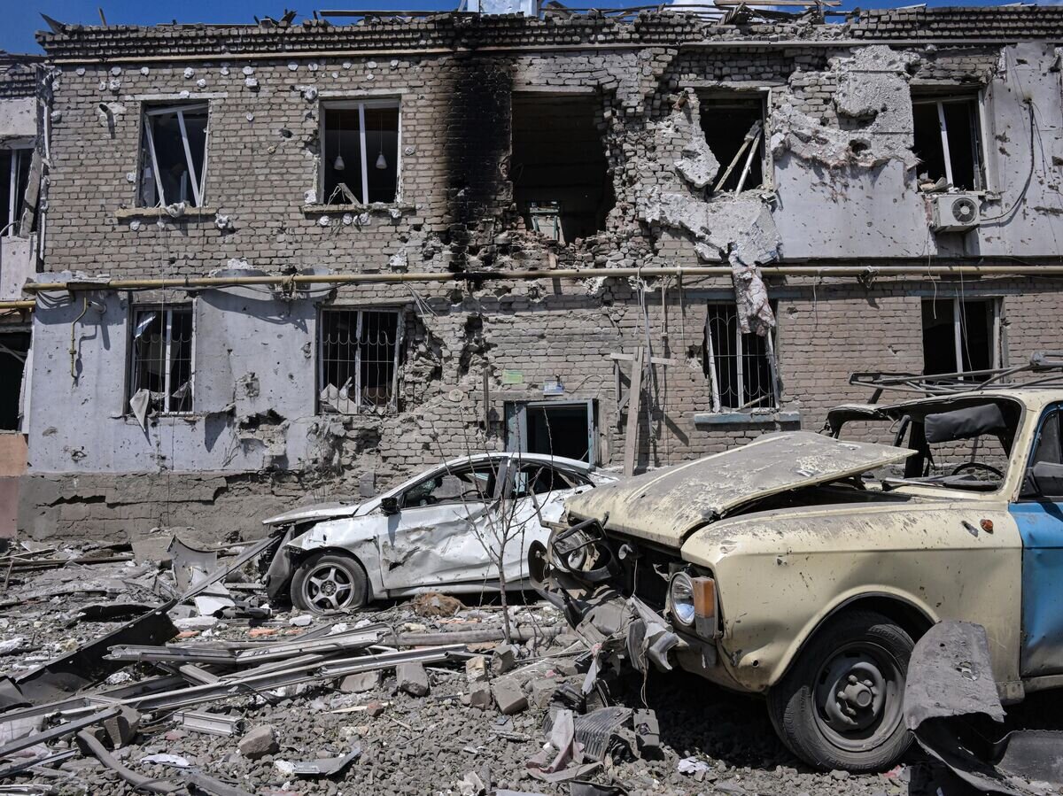    Разрушенный жилой квартал в результате нанесения ракетного удара со стороны ВСУ в поселке Юбилейный в Луганске© РИА Новости / Евгений Биятов