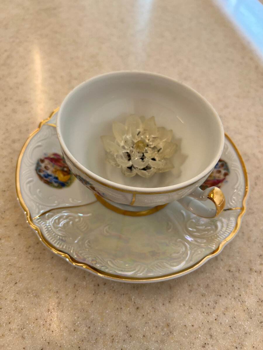 Чай в карамельном цветке