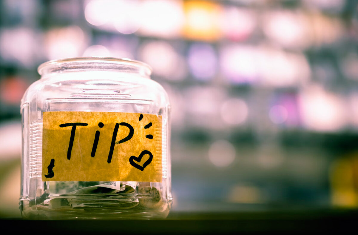 Откуда пошла традиция оставлять вознаграждение персоналу? Фото: Unsplash СС0 license