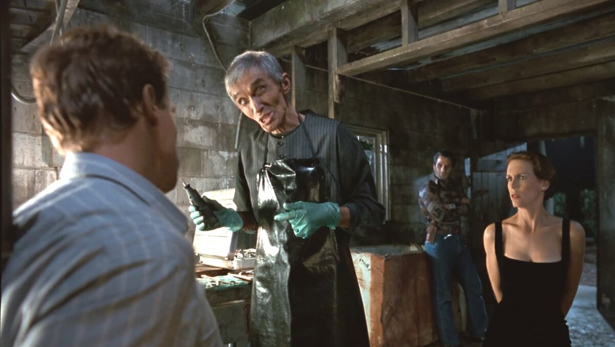 Кадр из фильма "Правдивая ложь". Там и медикаментозный допрос будет.  