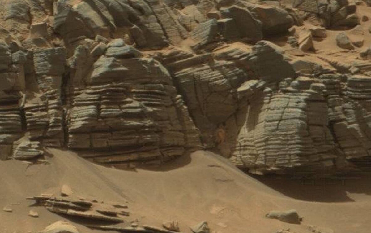 Чуть правее центра непонятное существо с щупальцами или лапками сидит на скале.
Источник фото: https://amazingsportsusa.com/wp-content/uploads/2023/10/4-6.jpg