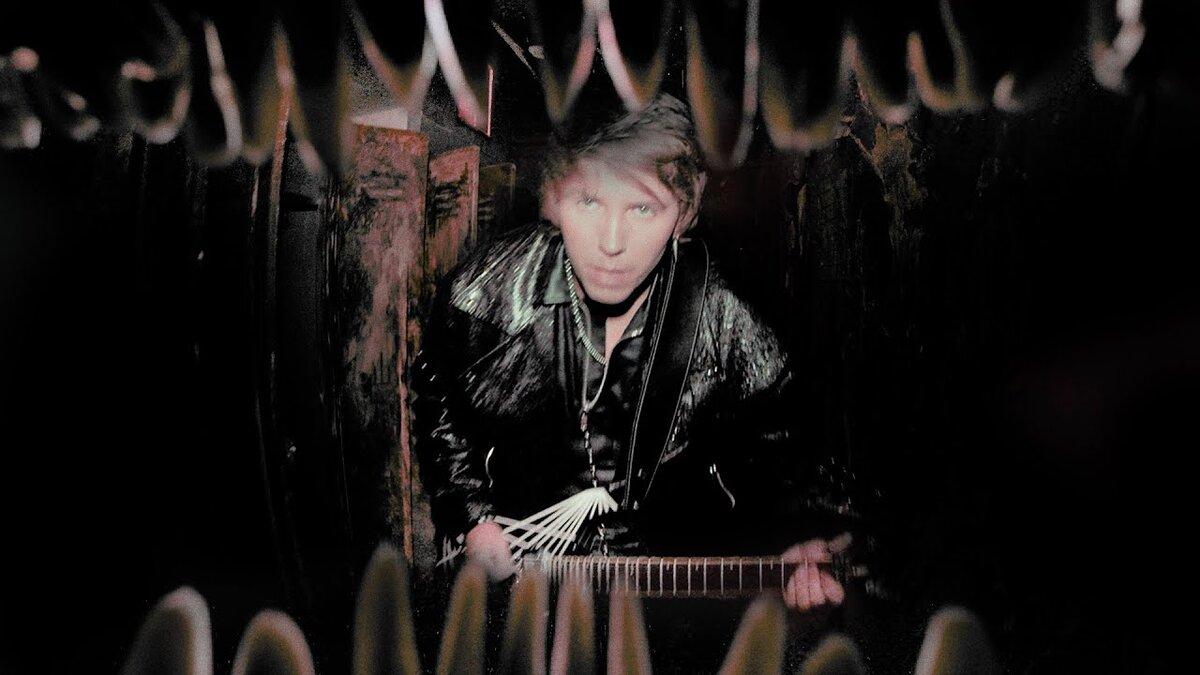 Александр Витальевич смотрит на тебя как на призрака зла