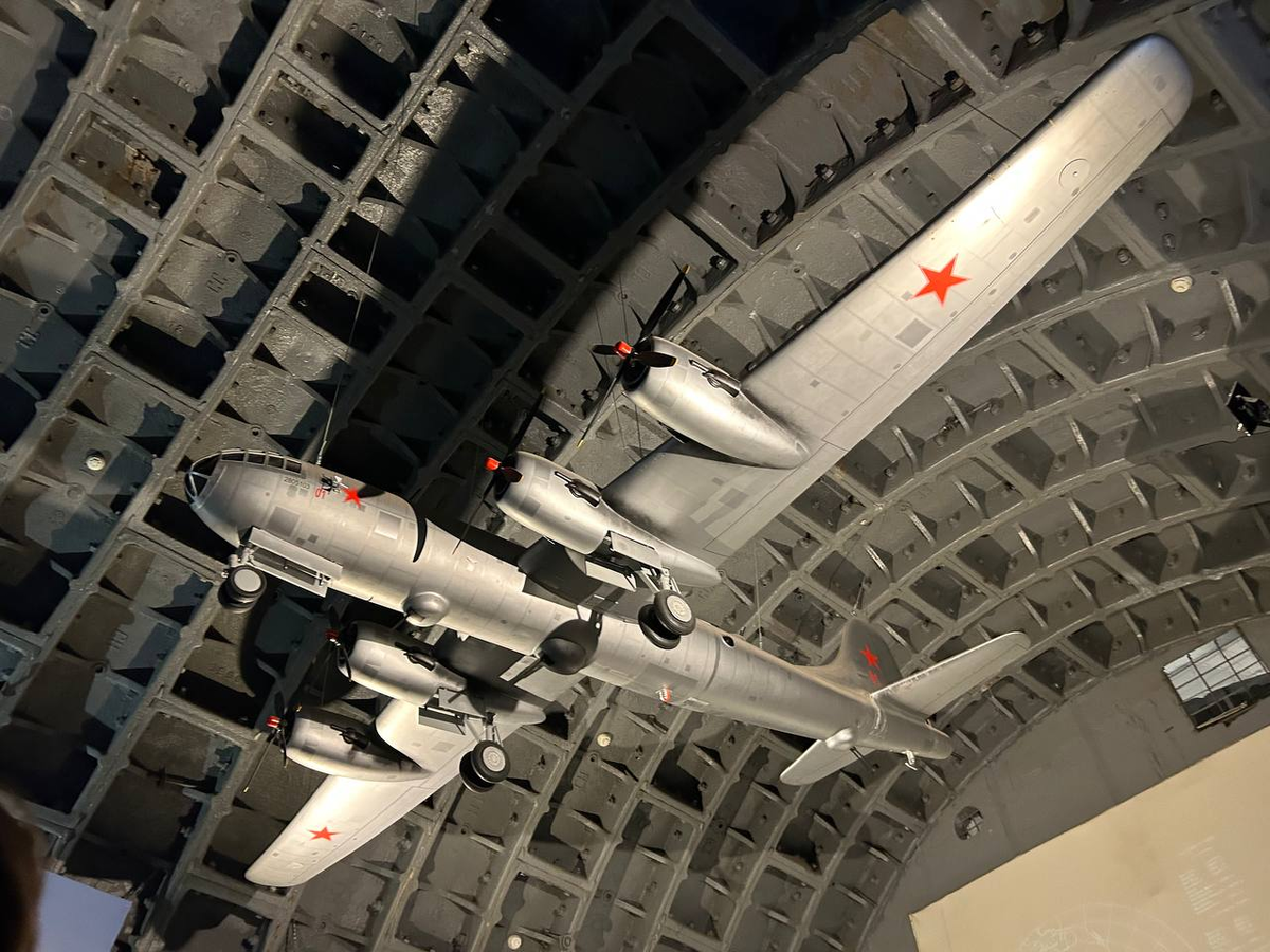 макет советского стратегического бомбардировщика Ту-4 в музее "Бункер-42 на Таганке", г.Москва