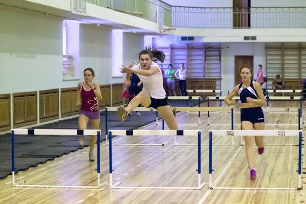 Зал спортивный для акробатики и легкой атлетики. Соревнования по бегу с барьерами. Источник фото: http://www.manezh-spb.ru/