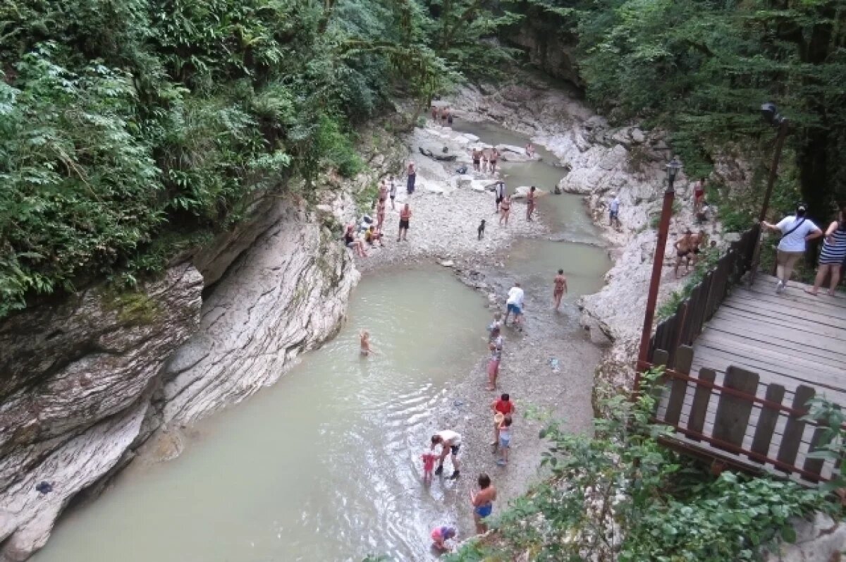    В каньоне Псахо под Сочи отдыхающих всегда хватает.